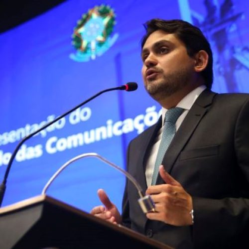 O ministro das Comunicações, Juscelino Filho, assume o cargo, em cerimônia no auditório do ministério