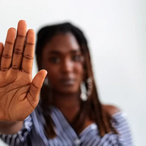 Dois terços das mulheres assassinadas com armas de fogo são negras