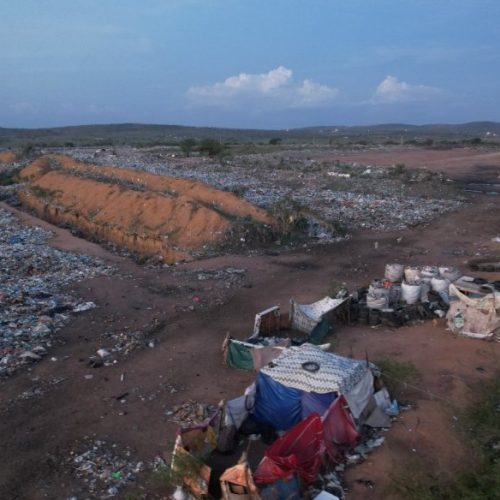 Idoso vivendo em lixão expõe realidade precária da gestão de resíduos em Ipirá