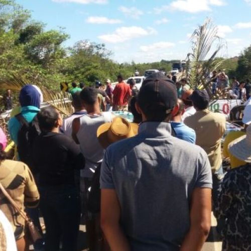 Manifestantes bloqueiam BR 407 em protesto pela falta d’água