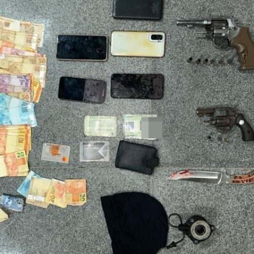 PMs trocam tiros na BR-324 com suspeitos de assaltos; veículo usado em fuga capotou