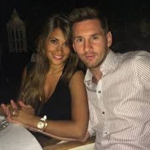 Messi se casa com namorada de infância