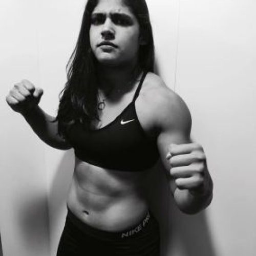 Coiteense Michele Oliveira vence na estreia no MMA