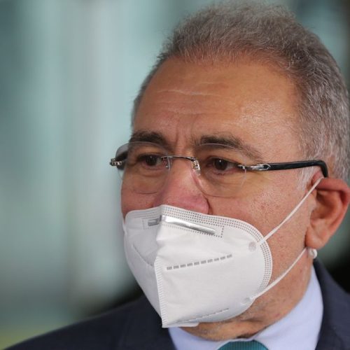 O médico cardiologista Marcelo Queiroga, indicado para ser o novo ministro da Saúde, e o atual ministro da Saúde, Eduardo Pazuello, falam à imprensa no Ministério da Saúde.