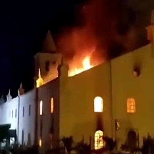Incêndio atinge igreja matriz da cidade de Monte Santo