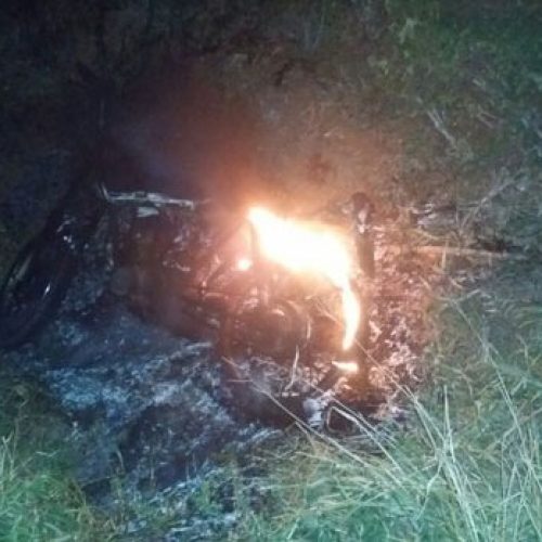 São Domingos – Moto fica sem gasolina, é levada por bandidos durante assalto e encontrada queimada