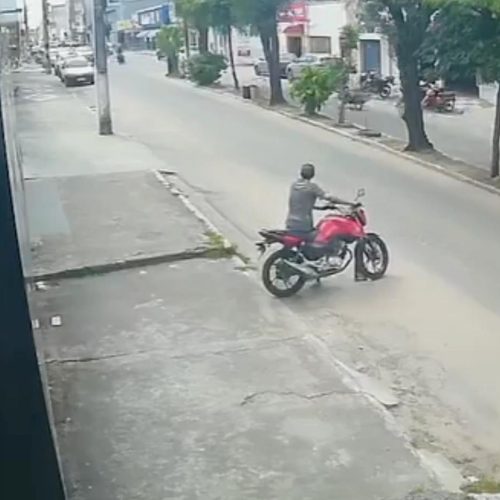 Motocicleta é furtada em Serrinha e suspeito tenta enganar mecânicos com desculpa improvisada