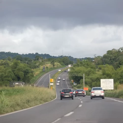 Motorista de caminhão sofre mal súbito e morre na BR-324, em Simões Filho