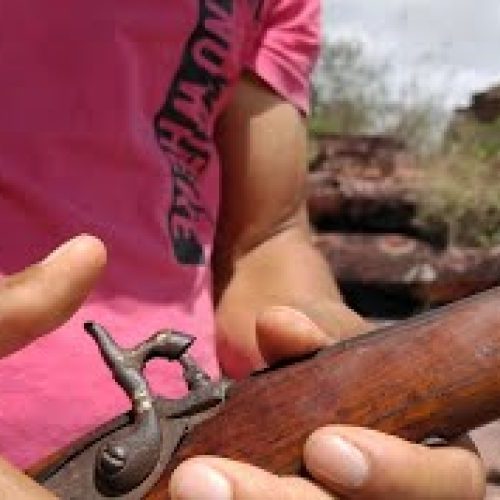 Criança de 12 anos fica ferida após disparo acidental de espingarda artesanal em Conceição do Coité