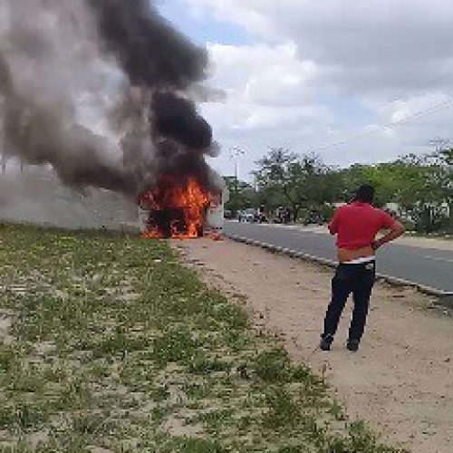 Coité – Sprinter é destruída pelo fogo na BA 120