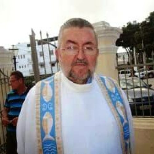 Padre esfaqueado no distrito de Maria Quitéria, morre em Feira de Santana