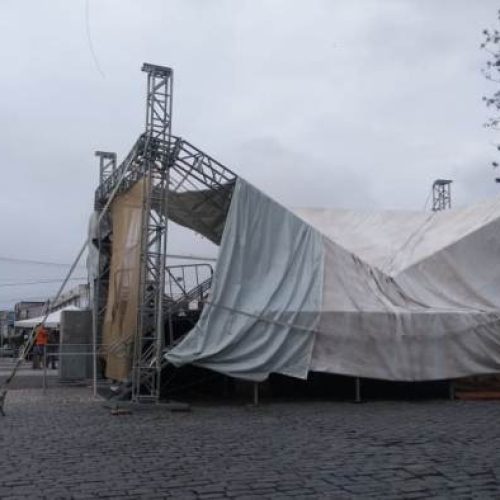 Forte temporal derruba palco da festa da padroeira de Coité