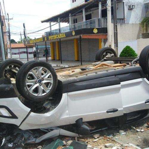Carro despenca de garagem de hotel em Feira de Santana