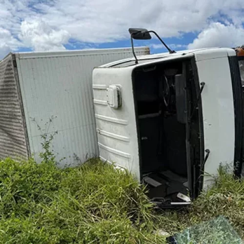 Caminhão carregado de sisal tomba na BA-120 entre Santaluz e Valente