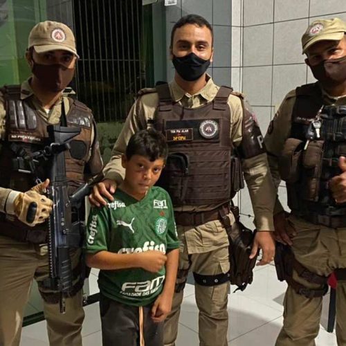 Policiais comemoram fim do sequestro ao lado de criança em Miguel Calmon