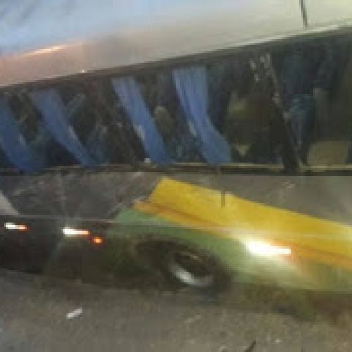 Um morre e 12 ficam feridos após acidente com micro-ônibus que levava estudantes em Ipirá