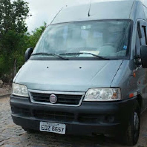 Van que transporta estudantes universitários de Serrinha é roubada em Feira de Santana