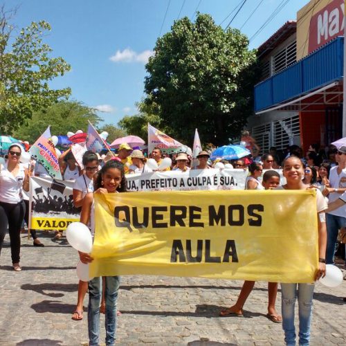 Professores de Teofilândia completam um mês de greve e fazem manifestação contra decreto do prefeito