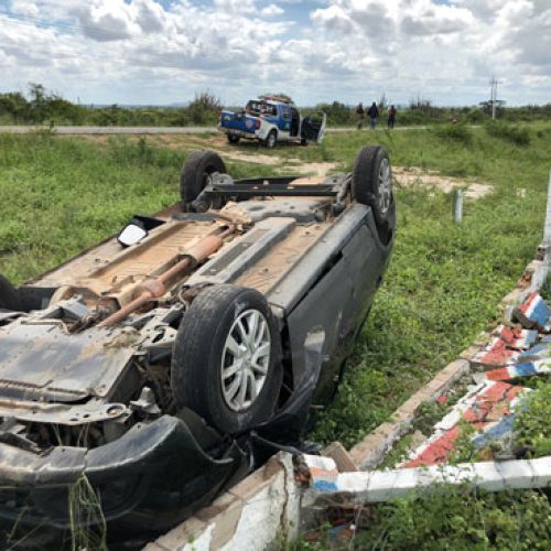 Motorista capota carro após ser multado na BA-120