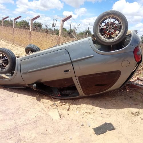 Pedreiro perde o braço em capotamento de carro na zona rural de Serrinha