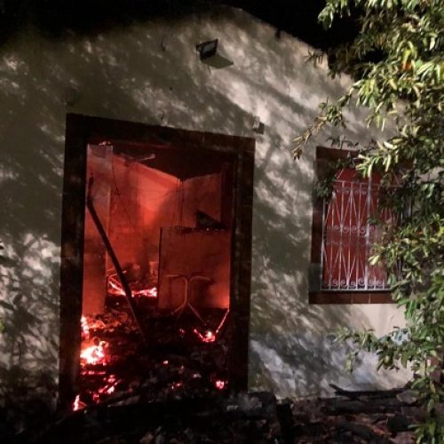 Casa pega fogo no município de Santaluz