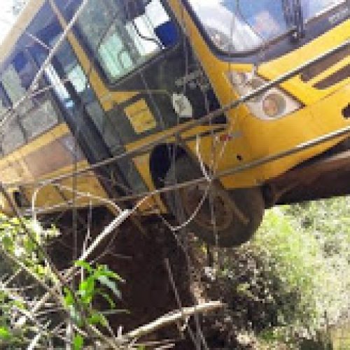 Ônibus escolar quase despenca de ponte de madeira em Presidente Tancredo Neves
