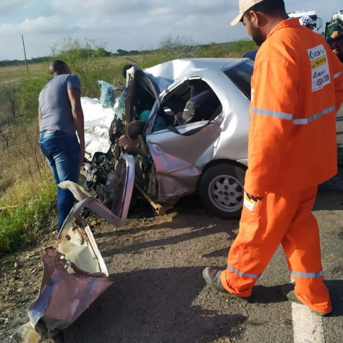 Acidente entre carro e caminhão cegonha deixa 4 mortos na BR-116 Norte