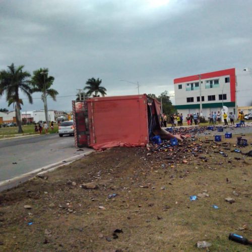 Caminhão carregado de cerveja tomba no contorno de Serrinha