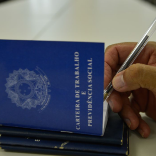 Governo federal proíbe demissão de funcionário que se recusar a tomar vacina contra Covid