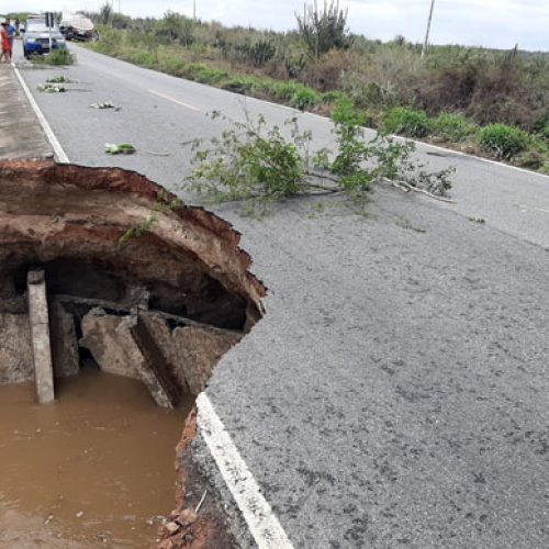 Asfalto cede e trecho da BA-120 em Santaluz fica parcialmente interditado