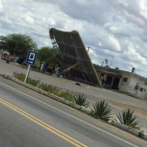Vento forte derruba cobertura de Posto de Combustível em Nova Fátima