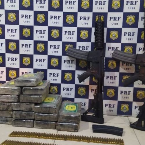 Casal é preso com fuzis, munições e cocaína escondidos dentro de caminhonete na BA