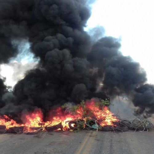 Protesto contra prisão do ex-presidente Lula fecha rodovia BR 116 em Lamarão