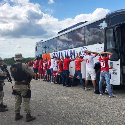 Polícia Militar apreende explosivos, rojões e drogas em ônibus da torcida do América de Natal em Riachão