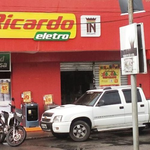Loja da Ricardo Eletro em Coité é assaltada por três indivíduos