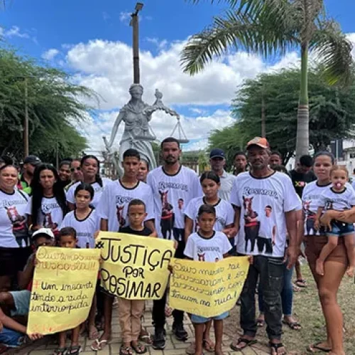 Familiares e amigos de jovem morto em festa de cavalgada em Santaluz fazem manifestação pedindo justiça