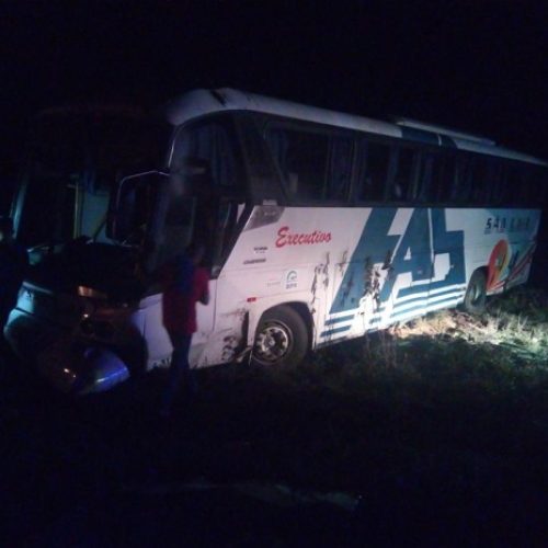 Ônibus da São Luiz capota no Povoado de Vila Aparecida em R. do Jacuípe