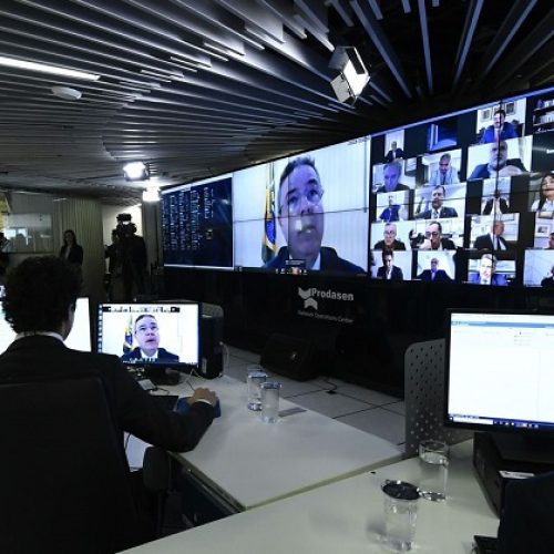 Sessão Deliberativa Remota destinada a deliberar sobre o Projeto de Decreto Legislativo (PDL) 88/2020, que reconhece o estado de calamidade pública no Brasil. 

O Senado vota nesta sexta-feira (20) o Projeto de Decreto Legislativo (PDL) 88/2020, que reconhece o estado de calamidade pública no Brasil. Esse é o único item na pauta da reunião, convocada pela Presidência do Senado Federal. A sessão deliberativa é remota, ou seja, senadores poderão debater o assunto e votar a matéria pelo computador, sem estar presentes ao Plenário. 

A proposta, aprovada na noite da quarta-feira (18) pela Câmara dos Deputados, permite que o Executivo gaste mais do que o previsto e desobedeça às metas fiscais estabelecidas para 2020 para custear ações de combate à pandemia de coronavírus. O senador Weverton (PDT-MA) é o relator da proposta. 

A sessão deliberativa remota é conduzida pelo 1º vice-presidente do Senado Federal, senador Antonio Anastasia (PSD-MG). 

Na sala da Secretaria de Tecnologia da Informação do Senado Federal (Prodasen), senadores e funcionários da Casa se preparam para o ínicio da sessão. 

Foto: Jane de Araújo/Agência Senado