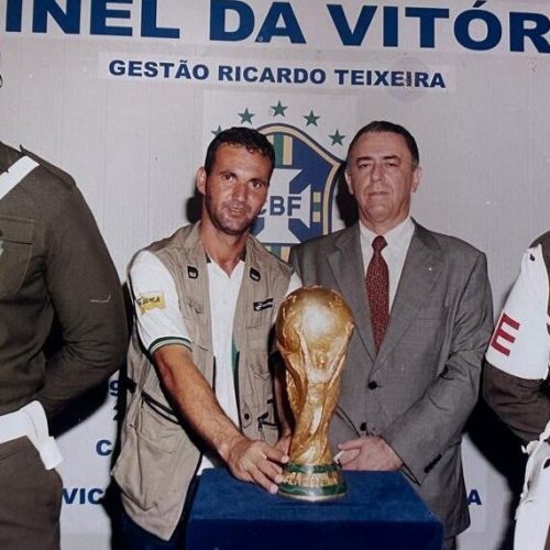 Conheça a história do jornalista baiano que tocou e registrou a taça do penta em Salvador