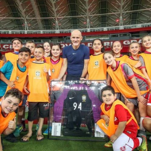 Taffarel recebe homenagem em treino da Seleção