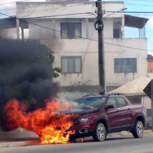 Carro com ex-prefeita de Queimadas pega fogo na rodovia BA-120, em Valente