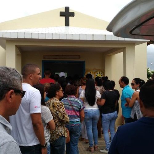 Jovem grávida morta pelo marido antes do parto é enterrada em Serrinha