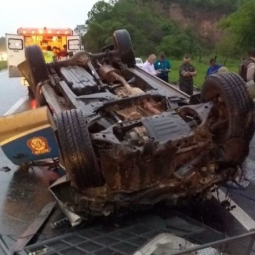 Policiais de Santo Amaro ficam feridos após viatura capotar na BR-324