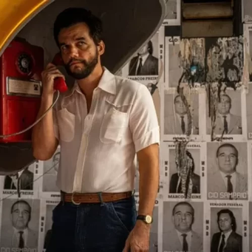 Ator Wagner Moura comemora prêmio em Cannes à distância