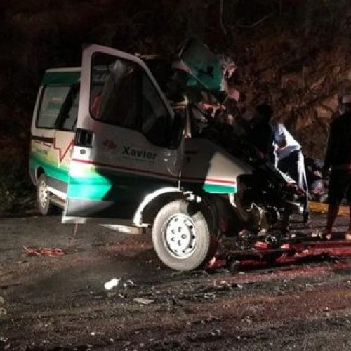Batida entre carro fúnebre e caminhão deixa três feridos e um morto na Bahia