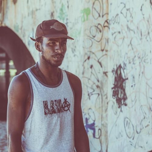 Grafiteiro é morto a tiros enquanto trabalhava em avenida de Salvador; amigo dele foi espancado