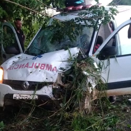 Mulher grávida perde bebê após acidente com ambulância em que estava no sul da BA