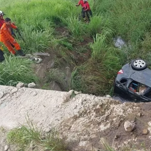 Duas pessoas morreram após carro cair de ponte e ficar parcialmente submerso em rio na BR -101